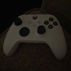 Microsoft Xbox White Wireless Controller Ergonomic Design